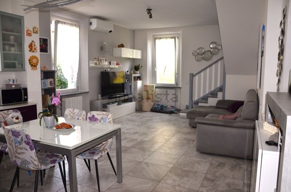 casa indipendente in vendita ad Olgiate Comasco in zona Casletto