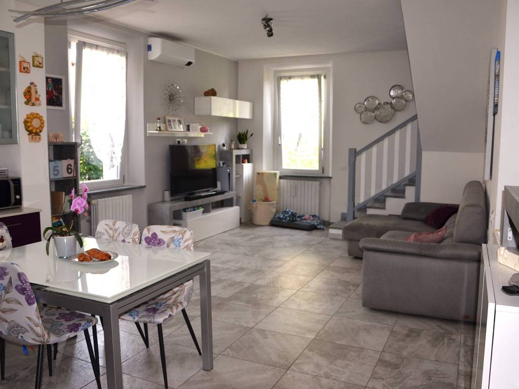 casa indipendente in vendita ad Olgiate Comasco in zona Casletto