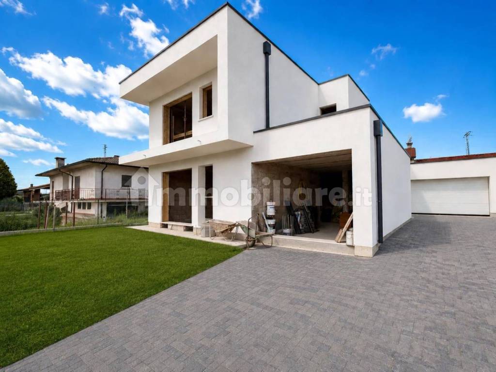 casa indipendente in vendita ad Olgiate Comasco in zona Rongio
