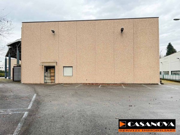 locale commerciale in vendita ad Olgiate Comasco in zona Gerbo