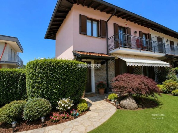 casa indipendente in vendita ad Olgiate Comasco in zona Rongio