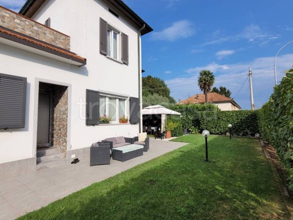 casa indipendente in vendita ad Olgiate Comasco in zona Rongio