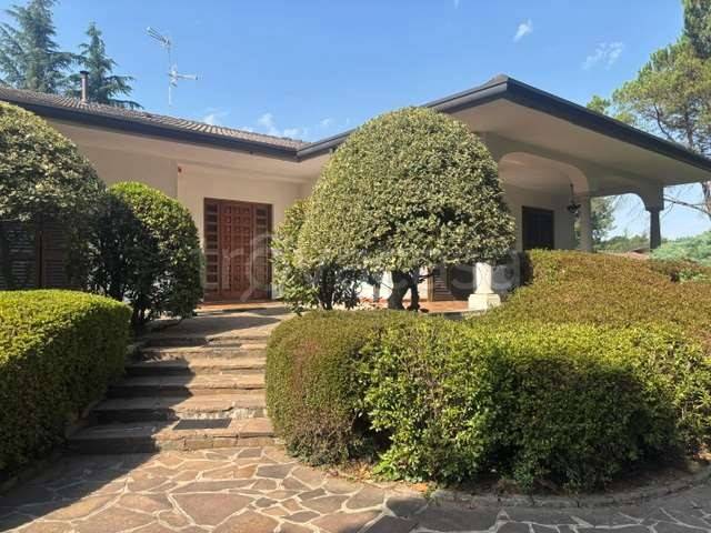 casa indipendente in vendita ad Olgiate Comasco in zona Rongio