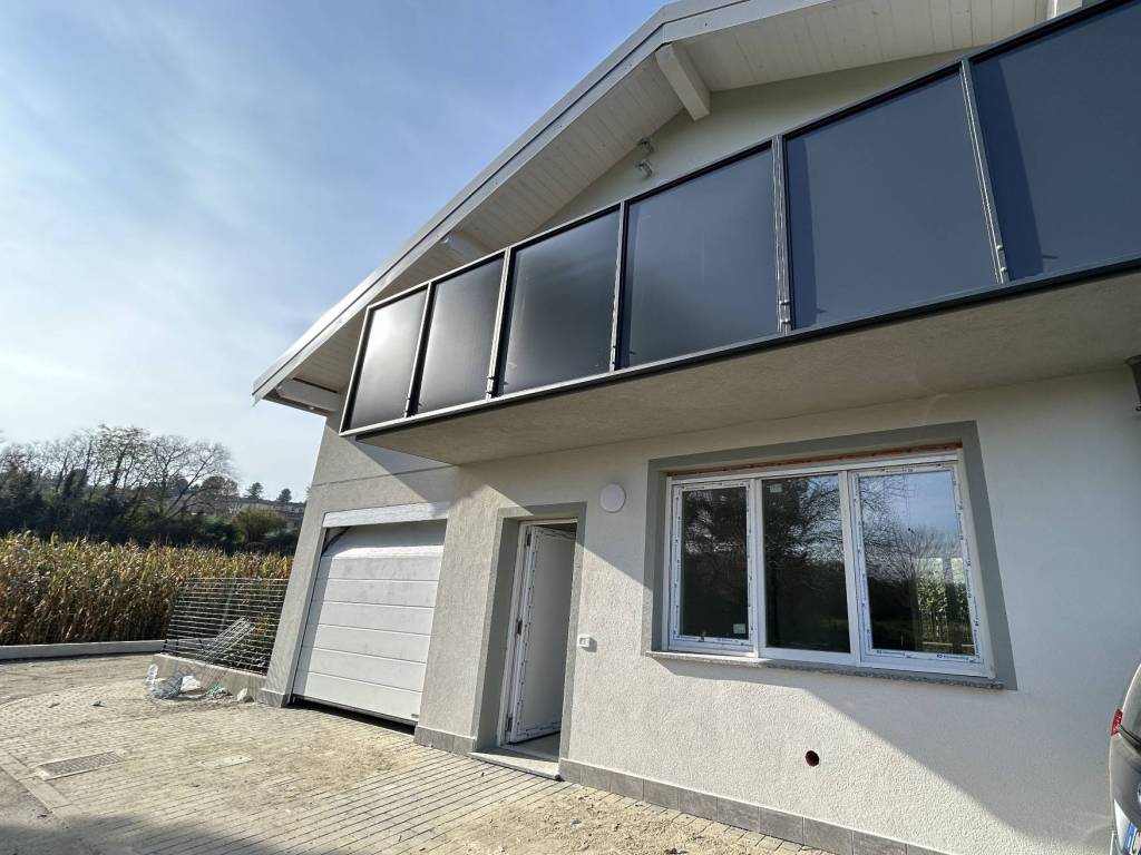 casa indipendente in vendita ad Olgiate Comasco in zona Rongio