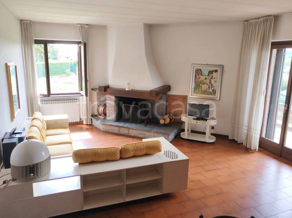 casa indipendente in vendita ad Olgiate Comasco in zona Rongio