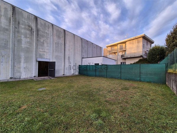 capannone in vendita ad Oltrona di San Mamette