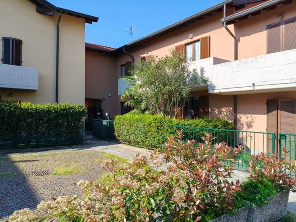 casa indipendente in vendita ad Oltrona di San Mamette