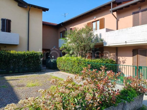 casa indipendente in vendita ad Oltrona di San Mamette