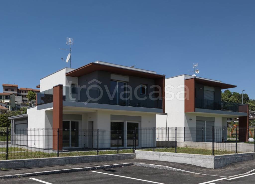 casa indipendente in vendita ad Oltrona di San Mamette