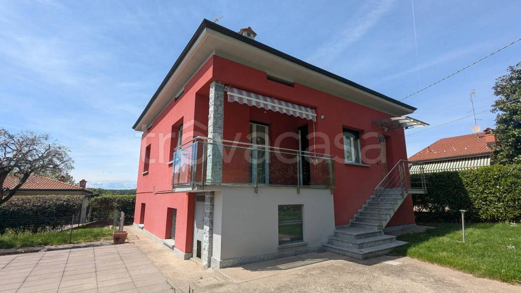 casa indipendente in vendita ad Oltrona di San Mamette