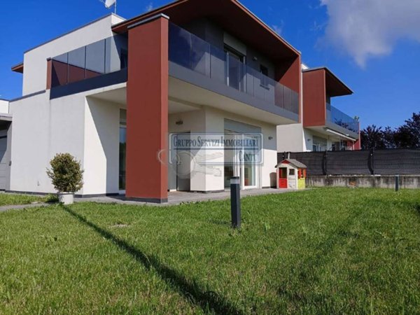 casa indipendente in vendita ad Oltrona di San Mamette