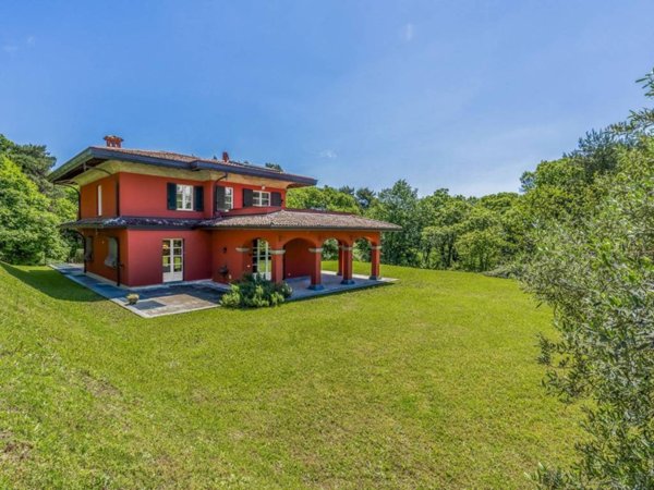 casa indipendente in vendita ad Oltrona di San Mamette