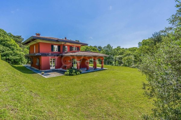 casa indipendente in vendita ad Oltrona di San Mamette