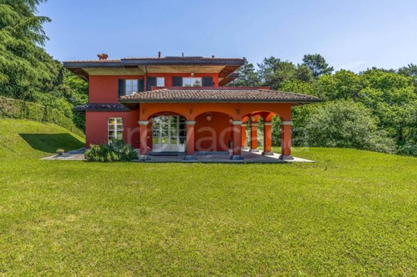 casa indipendente in vendita ad Oltrona di San Mamette