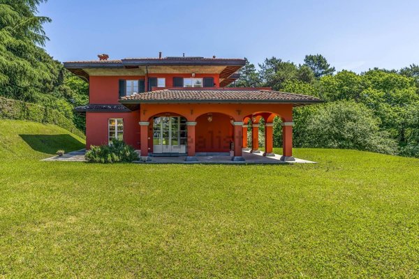 casa indipendente in vendita ad Oltrona di San Mamette