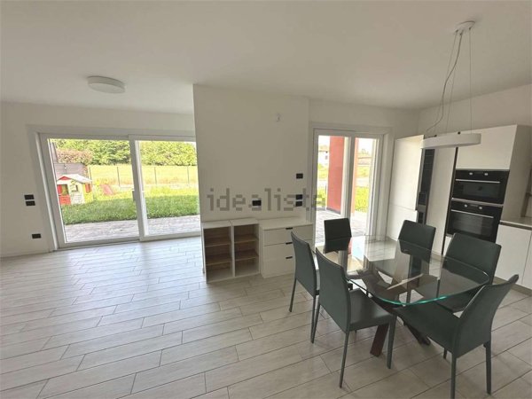 casa indipendente in vendita ad Oltrona di San Mamette