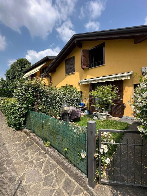 casa indipendente in vendita ad Oltrona di San Mamette