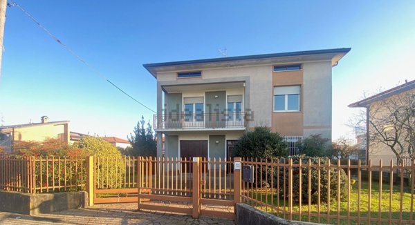 casa indipendente in vendita ad Oltrona di San Mamette