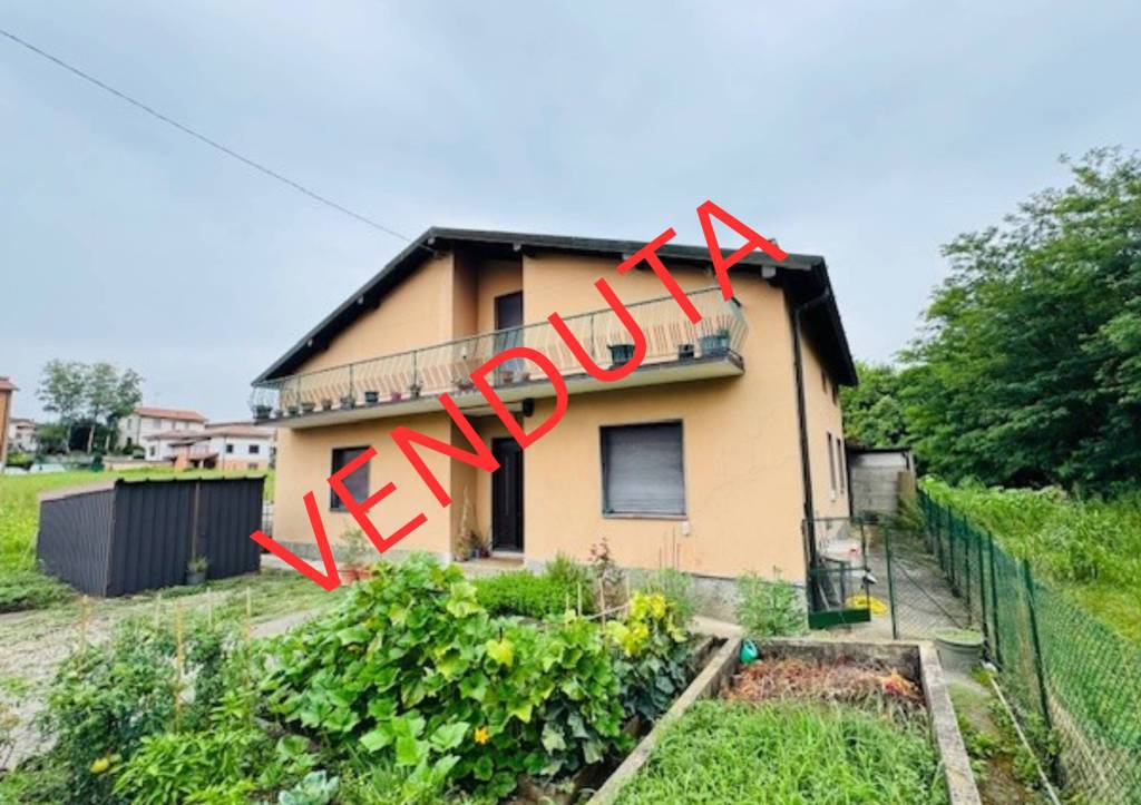 casa indipendente in vendita ad Oltrona di San Mamette