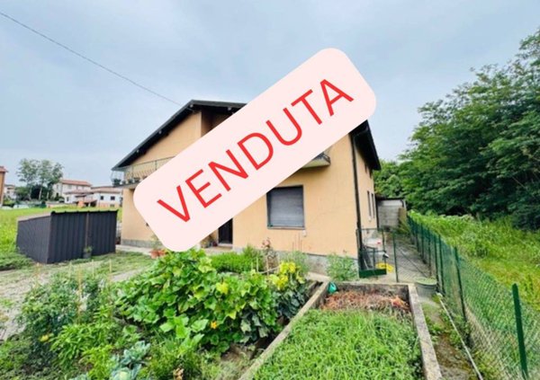 casa indipendente in vendita ad Oltrona di San Mamette