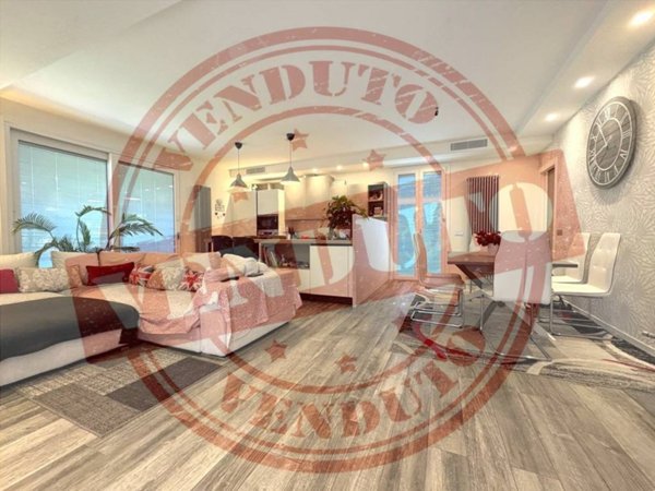 casa indipendente in vendita ad Oltrona di San Mamette