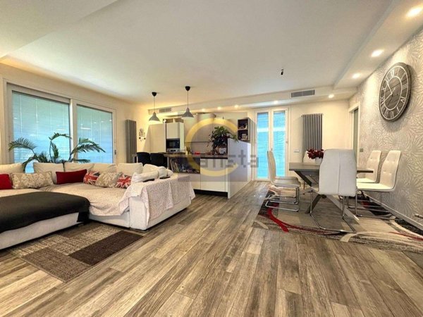 casa indipendente in vendita ad Oltrona di San Mamette