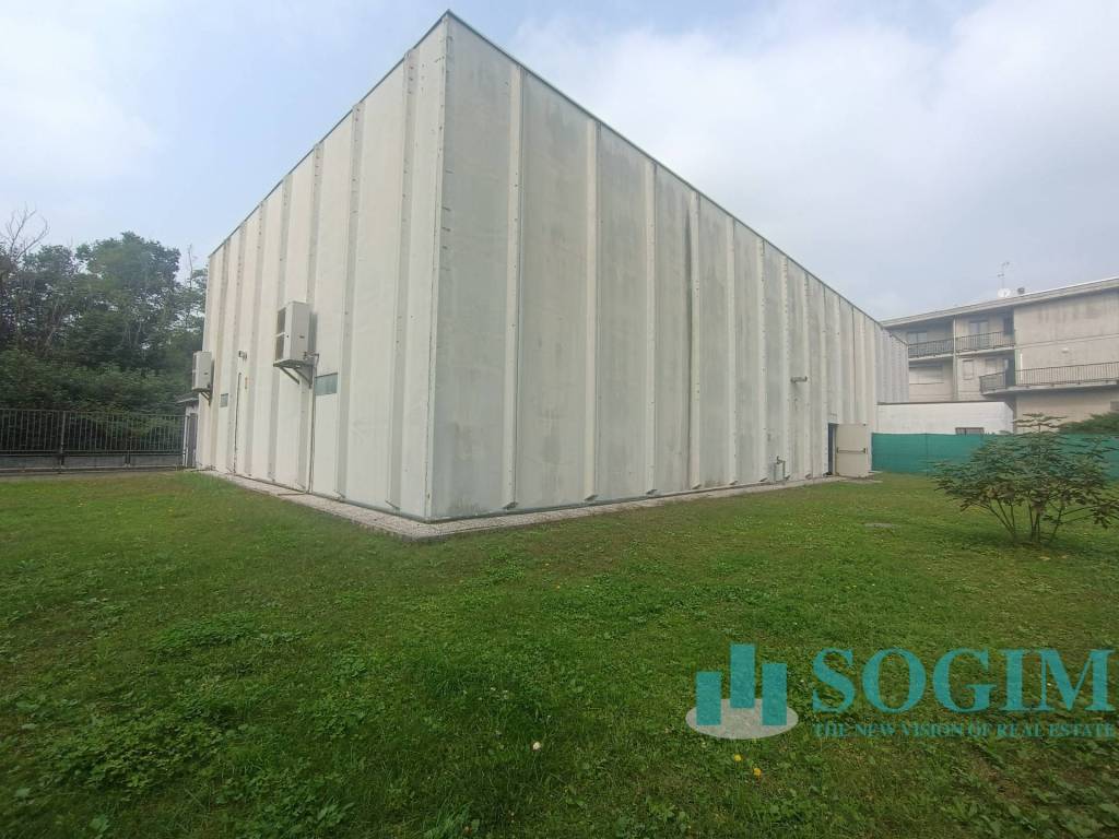 capannone in vendita ad Oltrona di San Mamette