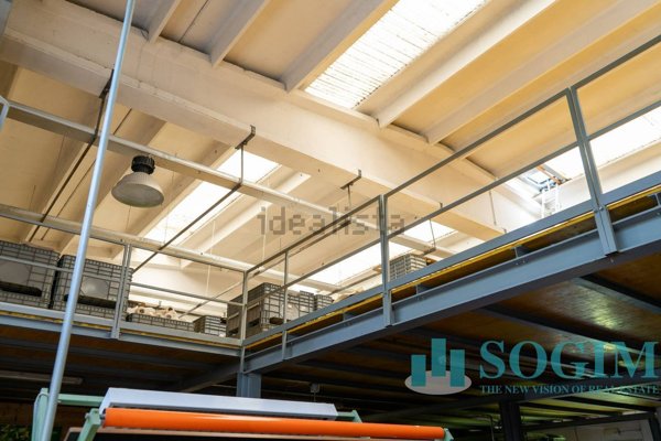 capannone in vendita ad Oltrona di San Mamette