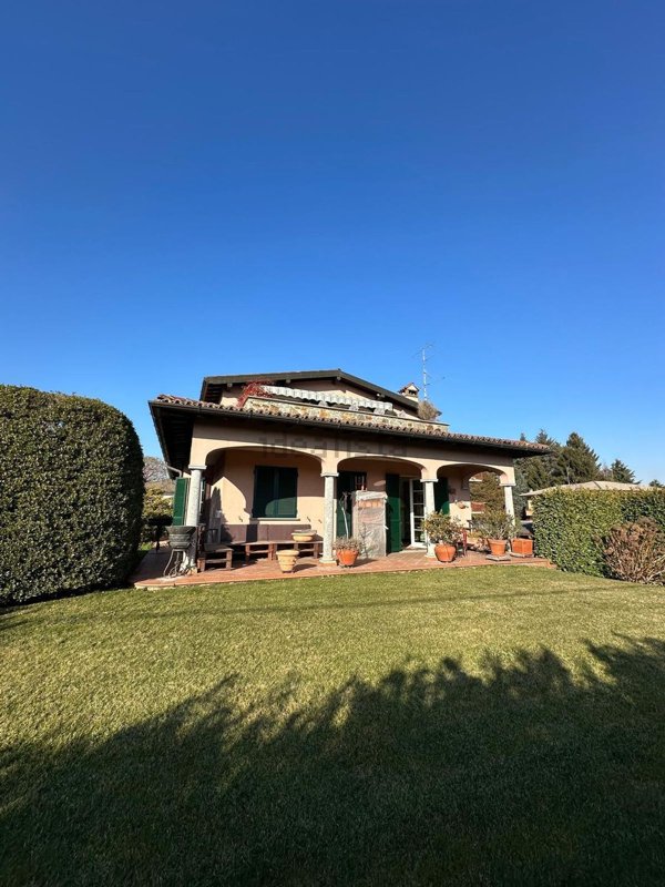 casa indipendente in vendita ad Oltrona di San Mamette