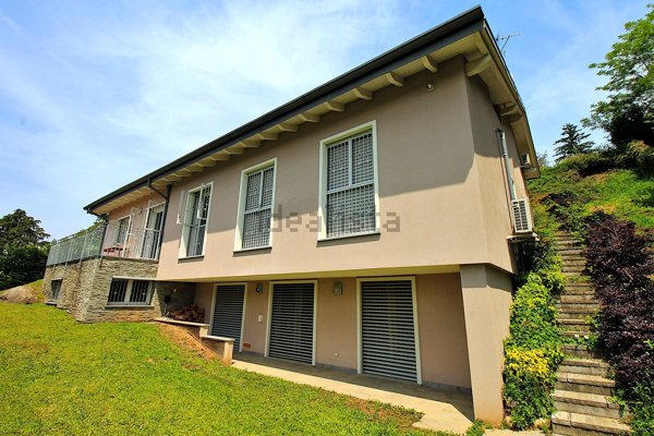 casa indipendente in vendita ad Oltrona di San Mamette