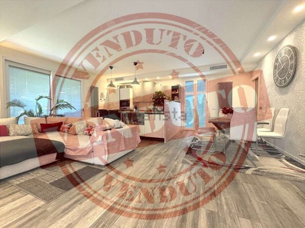 casa indipendente in vendita ad Oltrona di San Mamette