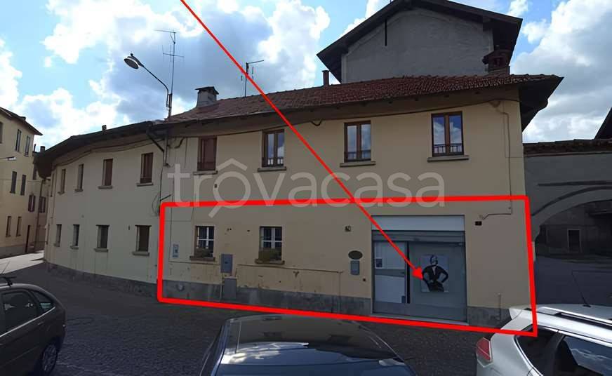 negozio in vendita ad Oltrona di San Mamette