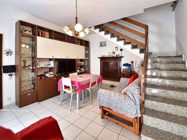 casa indipendente in vendita ad Oltrona di San Mamette