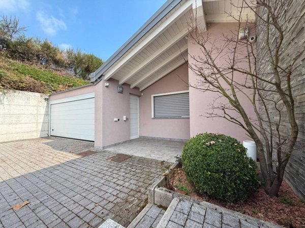 casa indipendente in vendita ad Oltrona di San Mamette