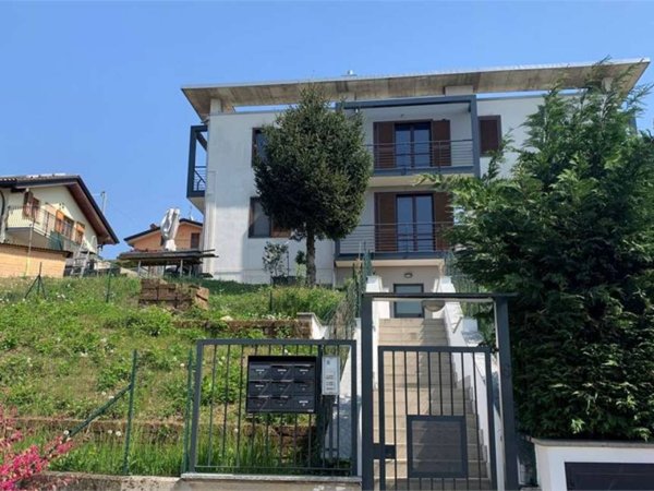 appartamento in vendita ad Oltrona di San Mamette