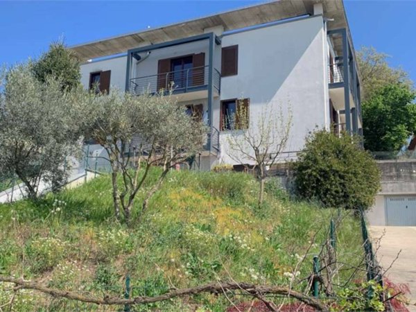 appartamento in vendita ad Oltrona di San Mamette
