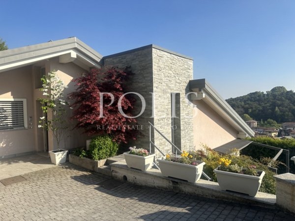 casa indipendente in vendita ad Oltrona di San Mamette