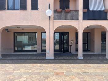 negozio in vendita ad Oltrona di San Mamette