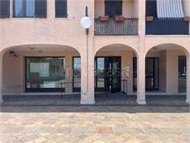 negozio in vendita ad Oltrona di San Mamette