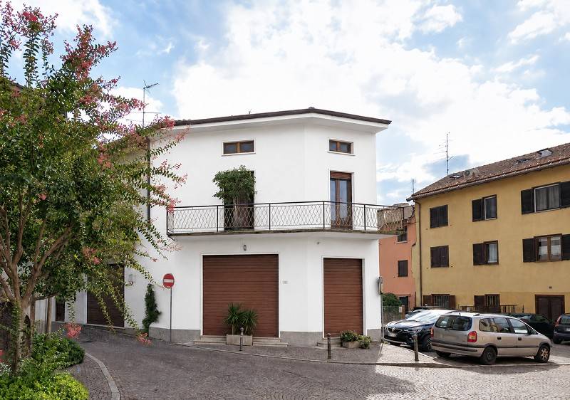 negozio in vendita ad Oltrona di San Mamette