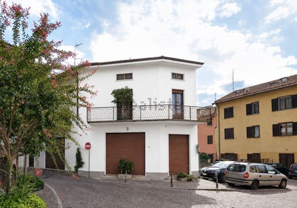 locale commerciale in vendita ad Oltrona di San Mamette