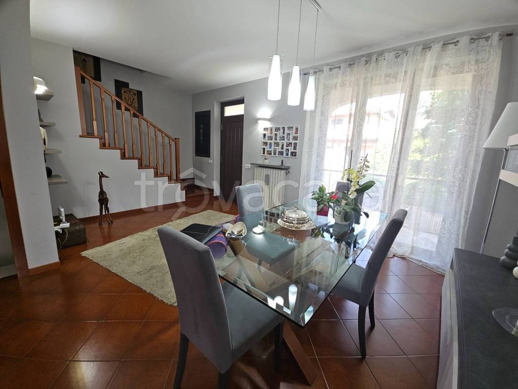 casa indipendente in vendita ad Oltrona di San Mamette