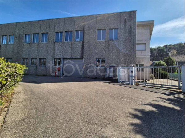 locale commerciale in vendita ad Oltrona di San Mamette