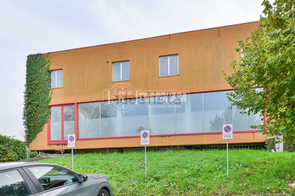 locale commerciale in vendita ad Orsenigo