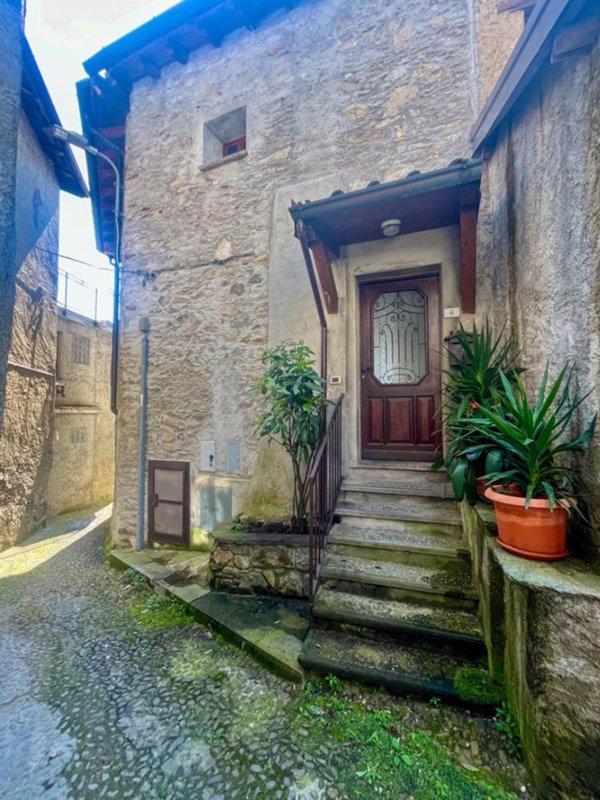 casa indipendente in vendita a Plesio in zona Calveseglio