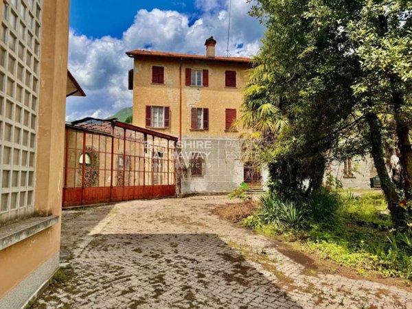 villa in vendita a Plesio in zona Barna