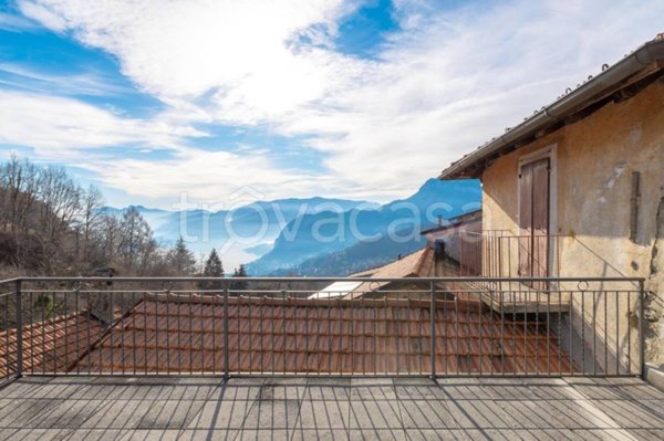 casa indipendente in vendita a Plesio in zona Breglia