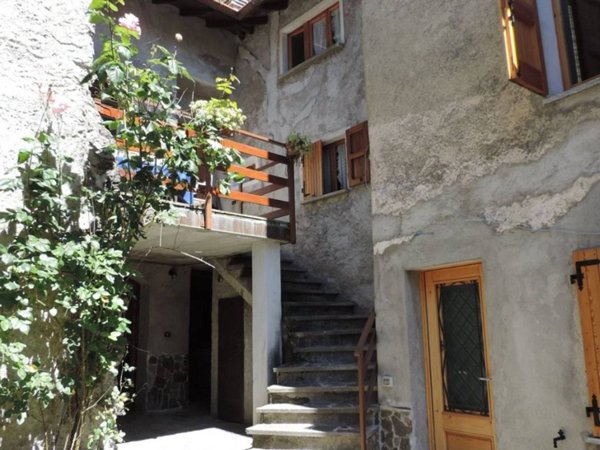 appartamento in vendita a Plesio in zona Breglia