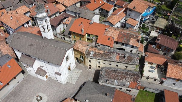 pentavano in vendita a Plesio in zona Barna