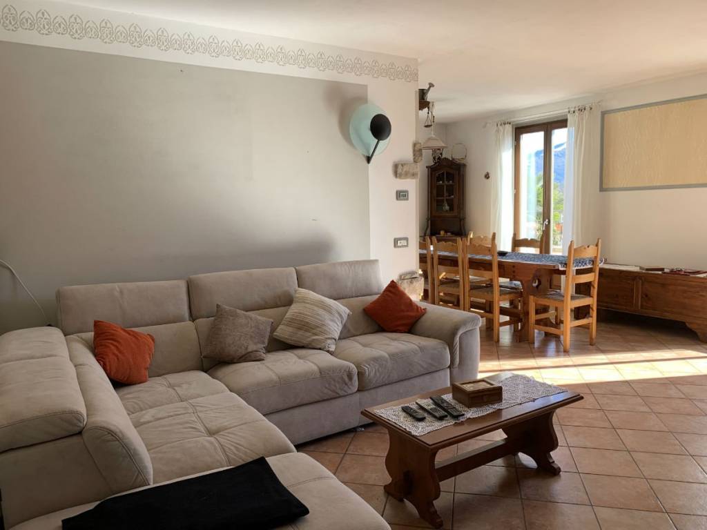 appartamento in vendita a Plesio in zona Breglia